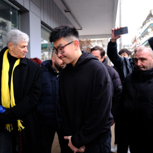 O Ρίτσαρντ Σιάο στο τρισάγιο για τον Άλκη Καμπανό