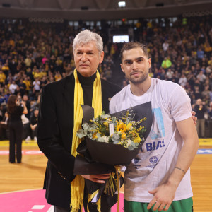 Βραβεύτηκε ο Τολιόπουλος από τον Άρη πριν το παιχνίδι με τον Παναθηναϊκό