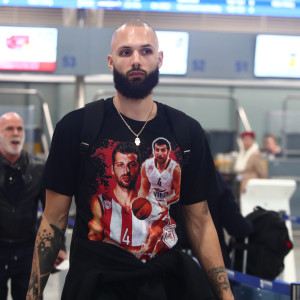 Ο Φουρνιέ στο αεροδρόμιο με μπλούζα Παπαλουκά!