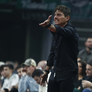 Έξαλλος Γιαννακόπουλος: «Παίκτες, προπονητές, βοηθοί θα πρέπει να παραιτηθείτε με το που γυρίσετε στην Αθήνα»