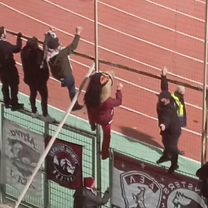 Βυσσινή θύελλα και... σούζα το ανθρώπινο αλογάκι: Ο ορισμός του φιλάθλου της ΑΕΛ