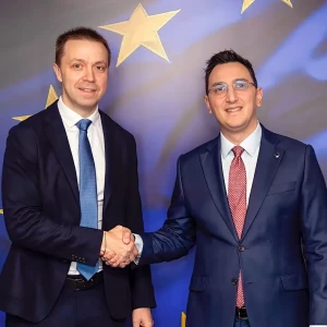 Συνάντηση Μοτεγιούνας με τον Ευρωπαίο Επίτροπο στις Βρυξέλλες