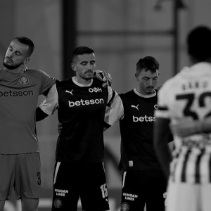 Συγκινητική κίνηση της NOVA: Aσπρόμαυρη εικόνα για τους αδικοχαμένους οπαδούς του ΠΑΟΚ (video)