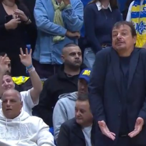 Χειρονομίες και ύβρεις κατά την αποχώρηση του Αταμάν από το γήπεδο της Μακάμπι