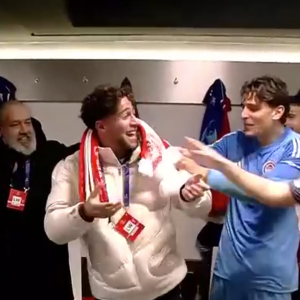 Ο Μπάμπης Κωστούλας μπήκε στα αποδυτήρια του Ολυμπιακού και πανηγύρισε με την ομάδα (video)