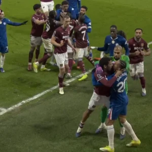 Χαμός στο Τσέλσι-Γουέστ Χαμ: Ο Μαυροπάνος χαστούκισε αντίπαλο - Ο Τραορέ έριξε στο έδαφος τον Κουκουρέγια (video)