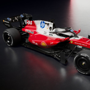 Η «λευκή» Ferrari αποκαλύφθηκε ενόψει της νέας σεζόν της Formula 1 (video)