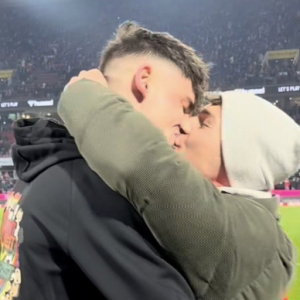 «Είπε το… ναι»: Η πρόταση γάμου του γκέι ζευγαριού κατά τη διάρκεια αγώνα της Bundesliga (video)