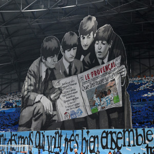 Μια... στοργική στιγμή στην κερκίδα: Οι Beatles διαβάζουν Προβηγκιανή εφημερίδα στη Μασσαλία