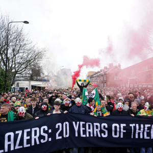 Ξεσηκωμός των οπαδών της Μάντσεστερ Γιουνάιτεντ: Διαδηλώσεις με μάσκες κλόουν κατά της διοίκησης (video)