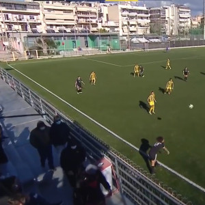 Η στιγμή που κουκουλοφόροι μπήκαν στις εξέδρες και διέκοψαν αγώνα ποδοσφαίρου γυναικών (video)