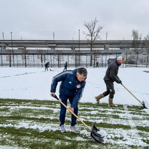 Τρομερός Μεντιλίμπαρ: Καθάρισε τα χιόνια με φτυάρι για να γίνει η προπόνηση του Ολυμπιακού!
