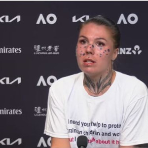 Το κορίτσι με τα τατουάζ στο πρόσωπο «κρύβει» μια συγκινητική ιστορία ζωής (video)