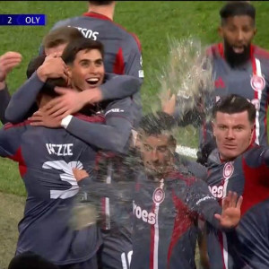 Οι παίκτες του Ολυμπιακού δέχθηκαν αντικείμενα στους πανηγυρισμούς του δεύτερου γκολ (video)