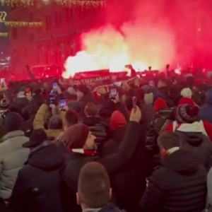 Έτοιμη για το ματς με τον Άγιαξ η λαοθάλασσα οπαδών του Ολυμπιακού στο Άμστερνταμ (video)
