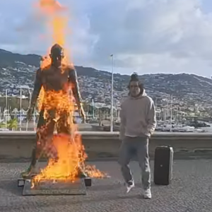 Βανδαλισμός έξω από το μουσείο του Ρονάλντο: Νεαρός έβαλε φωτιά στο άγαλμα του Πορτογάλου (video)