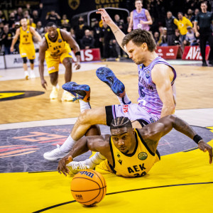 Μια φάση, δυο βουτιές, όλο το πάθος της ΑΕΚ για νίκη (video)