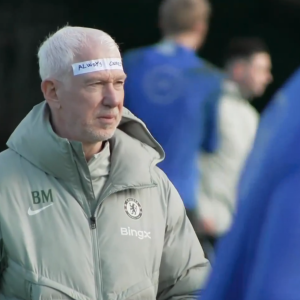 Cult στιγμές στην Τσέλσι - Ο φυσιοθεραπευτής έβαλε αυτοκόλλητο στο μέτωπό του για να παρακινήσει τους παίκτες (video)