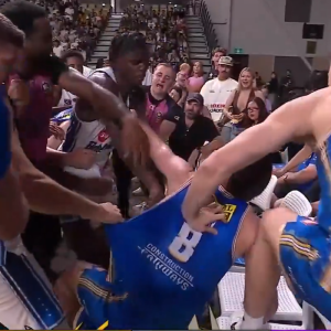 Χάος σε αγώνα μπάσκετ στην Αυστραλία με... επτά αποβολές (video)