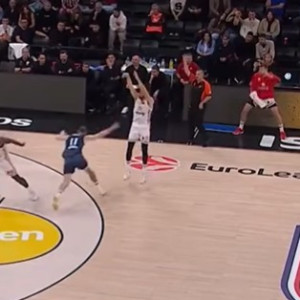 Τρομερό σκηνικό: Μπαρτ΄ζώκας και Βεζένκοφ ακύρωσαν την αλλαγή λόγω τριπόντου του Πίτερς (video)