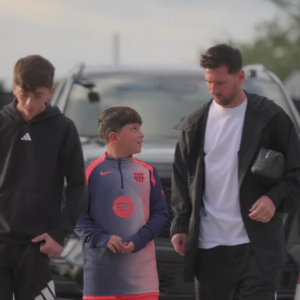 Το μήλο κάτω από τη μηλιά: Ο γιος του Μέσι με φανέλα της Μπαρτσελόνα στο γήπεδο της Ίντερ Μαϊάμι (video)