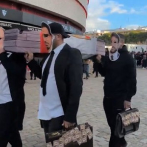 Οι οπαδοί της Σεβίλλης έκαναν... κηδεία πριν το ματς με την Αθλέτικ Μπιλμπάο (video)