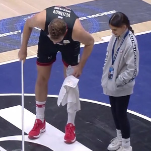 Υπόκλιση στον Βεζένκοφ: Ανέλαβε αυτός να σκουπίσει το παρκέ για να μην το κάνει το κορίτσι (video)