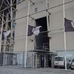 Μεσίστιες σημαίες στην Τούμπα μετά την τραγωδία των οπαδών του ΠΑΟΚ στη Ρουμανία (video)