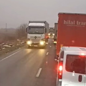 Το βίντεο του Έλληνα οδηγού νταλίκας που περνάει από τα συντρίμμια στο δυστύχημα της Ρουμανίας