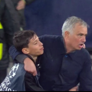 Επικός Μουρίνιο, πανηγύρισε τη «θεότρελη» πρόκριση της Μπενφίκα αγκαλιά με ball boy (video)