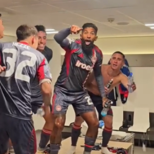 «Χαμός» στα αποδυτήρια του Ολυμπιακού μετά την επική πρόκριση - Τραγουδούσε ο Ροντινέι (video)