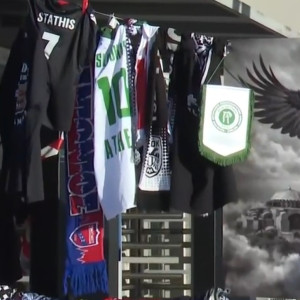 Συγγενής του Σλούκα άφησε φανέλα του στην Τούμπα στη μνήμη των αδικοχαμένων φίλων του ΠΑΟΚ (video)