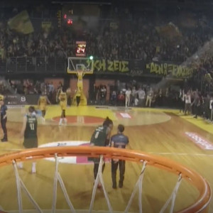 Μετά τον Αταμάν αποβλήθηκε και ο Χολμς για διαμαρτυρία