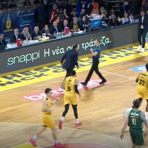 Ο Αταμάν μπήκε στο γήπεδο και κυνηγούσε τους διαιτητές - Αποβλήθηκε από τον αγώνα (video)