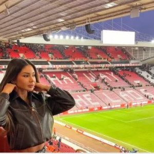 «Έχεις το πιο τέλειο σώμα από όλες» - Μοντέλο πήγε στο γήπεδο φορώντας δερμάτινα και αποθεώθηκε