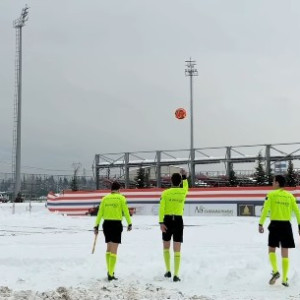 Θαρραλέοι διαιτητές πήγαν να ελέγξουν τον αγωνιστικό χώρο - Με 40 πόντους χιόνι αγώνας δεν γίνεται (video)