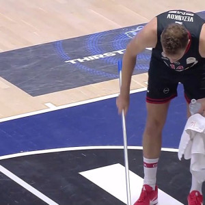 Υπόκλιση στον Βεζένκοφ: Ανέλαβε αυτός να σκουπίσει το παρκέ για να μην το κάνει το κορίτσι (video)