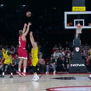 Το buzzer beater του Βεζένκοφ από τα επτά μέτρα στο πρώτο δεκάλεπτο κόντρα στη Μακάμπι (video)