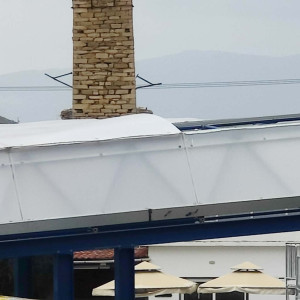 Αποκολλήθηκε τμήμα στεγάστρου στο γήπεδο Ερμούπολης λόγω δυνατού αέρα