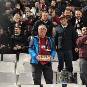 Οπαδός της ΑΕΛ Novibet πήγε στο γήπεδο με 2,5 κιλά… αρνίσια παϊδάκια