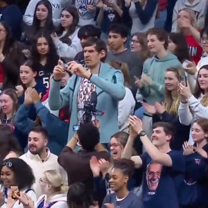 Δεν περνάει ποτέ απαρατήρητος: Ο γιγάντιος Μαριάνοβιτς τράβηξε τα βλέμματα σε παιχνίδι κολεγίου (video)