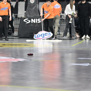 Βροχή αντικειμένων στο Βελιγράδι μετά την αποβολή του Ρογκαβόπουλου - Χτυπήθηκαν μέλη της αποστολής