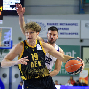 Basketnews: «Ο Κουζμίνσκας εξετάζει το ενδεχόμενο να αποχωρήσει από την ΑΕΚ»