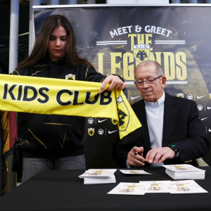 Ο κόσμος της ΑΕΚ υποκλίθηκε στον Λάκη Νικολάου - Πλήθος κόσμου στην «Allwyn Arena»