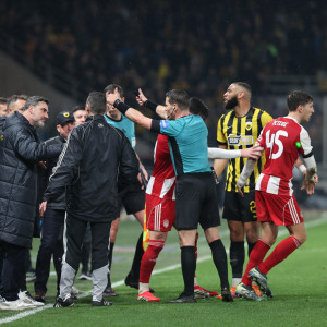 ΔΕΑΒ: Ταυτοποιήθηκαν οι φίλαθλοι της ΑΕΚ που έριξαν την ομπρέλα στον αγωνιστικό χώρο στο ντέρμπι με τον Ολυμπιακό