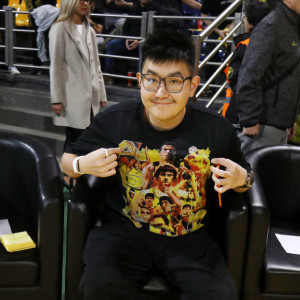 Η ιστορία πίσω από το T-shirt που φορούσε ο Ρίτσαρντ Σιάο στο Παλέ