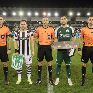 Ο ΠΑΟΚ έδωσε τιμητική πλακέτα στον Παναθηναϊκό για τα 118 χρόνια ιστορίας του (video)