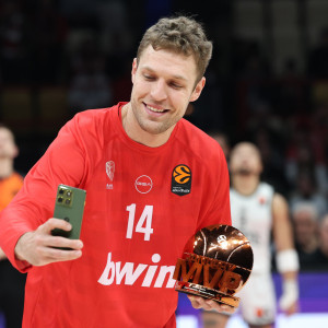 Ο MVP του Ιανουαρίου στην Euroleague Σάσα Βεζένκοφ παρέλαβε το βραβείο του