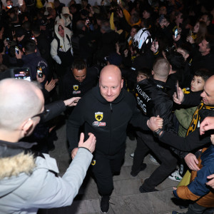 Χαμός στην υποδοχή της ΑΕΚ στις Σέρρες - Πάνω από 700 Ενωσίτες αποθέωσαν τους κιτρινόμαυρους (video)