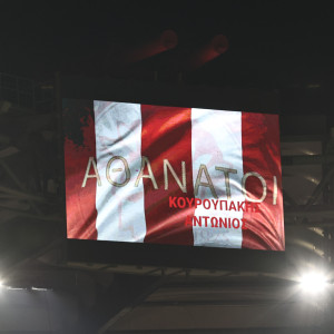 Ράγισαν καρδιές στο «Γ. Καραϊσκάκης»: Συγκλονιστικό βίντεο στα matrix για τα θύματα της Θύρας 7 (pics + video)